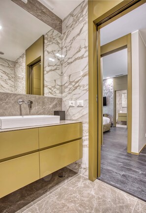 Shower, free toiletries, hair dryer, slippers - Boutique Aparthotel By OSPITAMI (Milan)