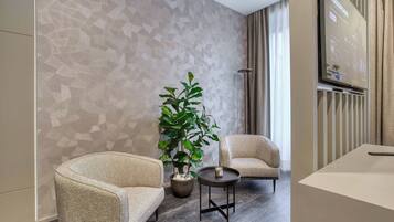 Deluxe-sviitti, 1 parisänky | Minibaari, tallelokero huoneessa, työpöytä