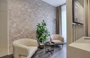 Deluxe-sviitti, 1 parisänky | Minibaari, tallelokero huoneessa, työpöytä