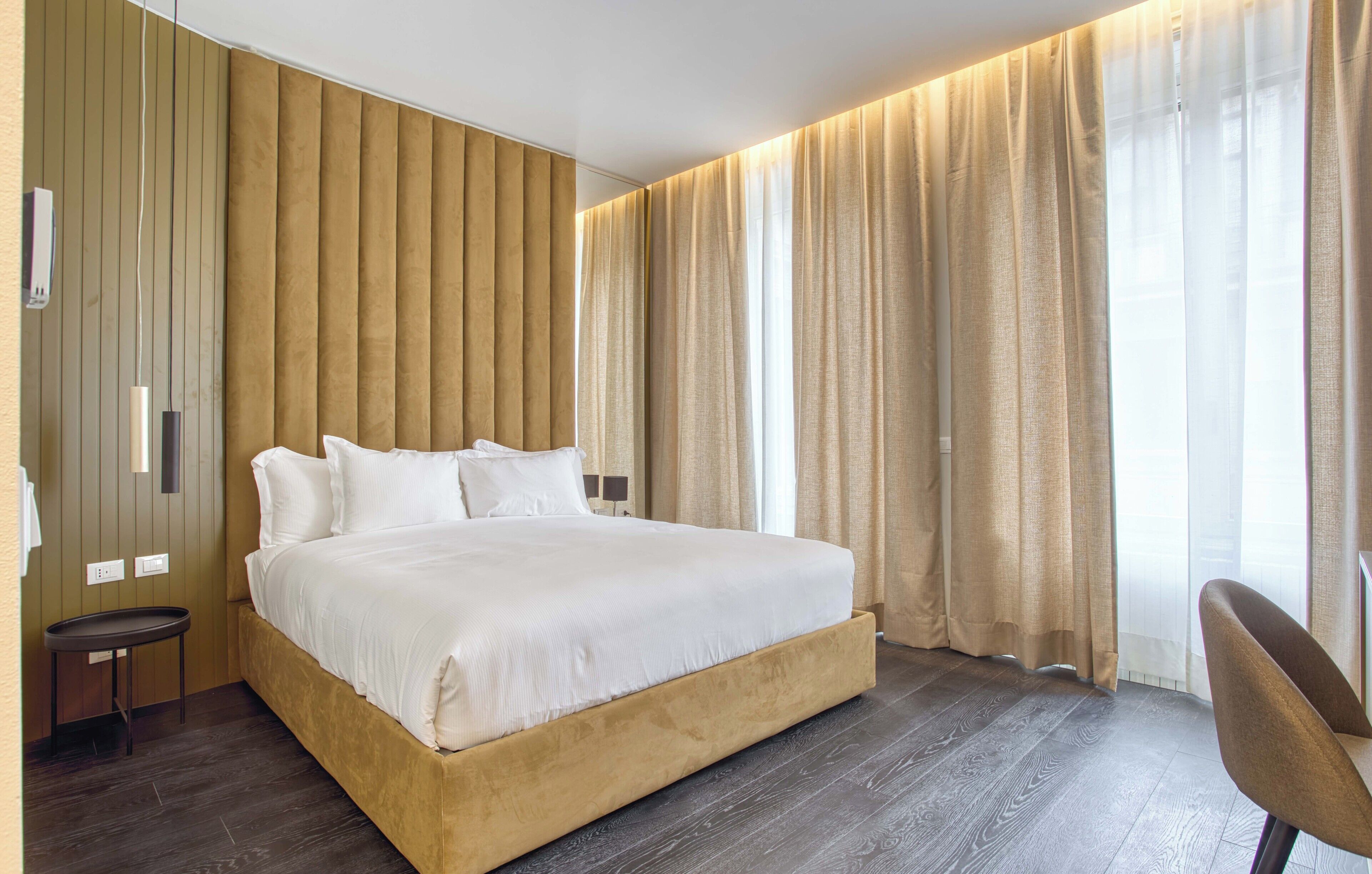 Minibaari, tallelokero huoneessa, työpöytä