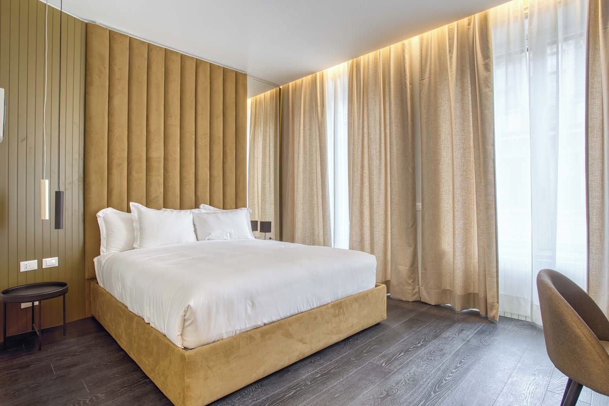 Minibaari, tallelokero huoneessa, työpöytä