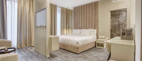 Suite – deluxe, 1 dobbeltseng | Minibar, safe på rommet, skrivebord og skrivebord for bærbar PC