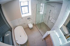 Regadera, jabón, papel de baño 