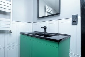 Dusch, hårtork, bidé och handdukar