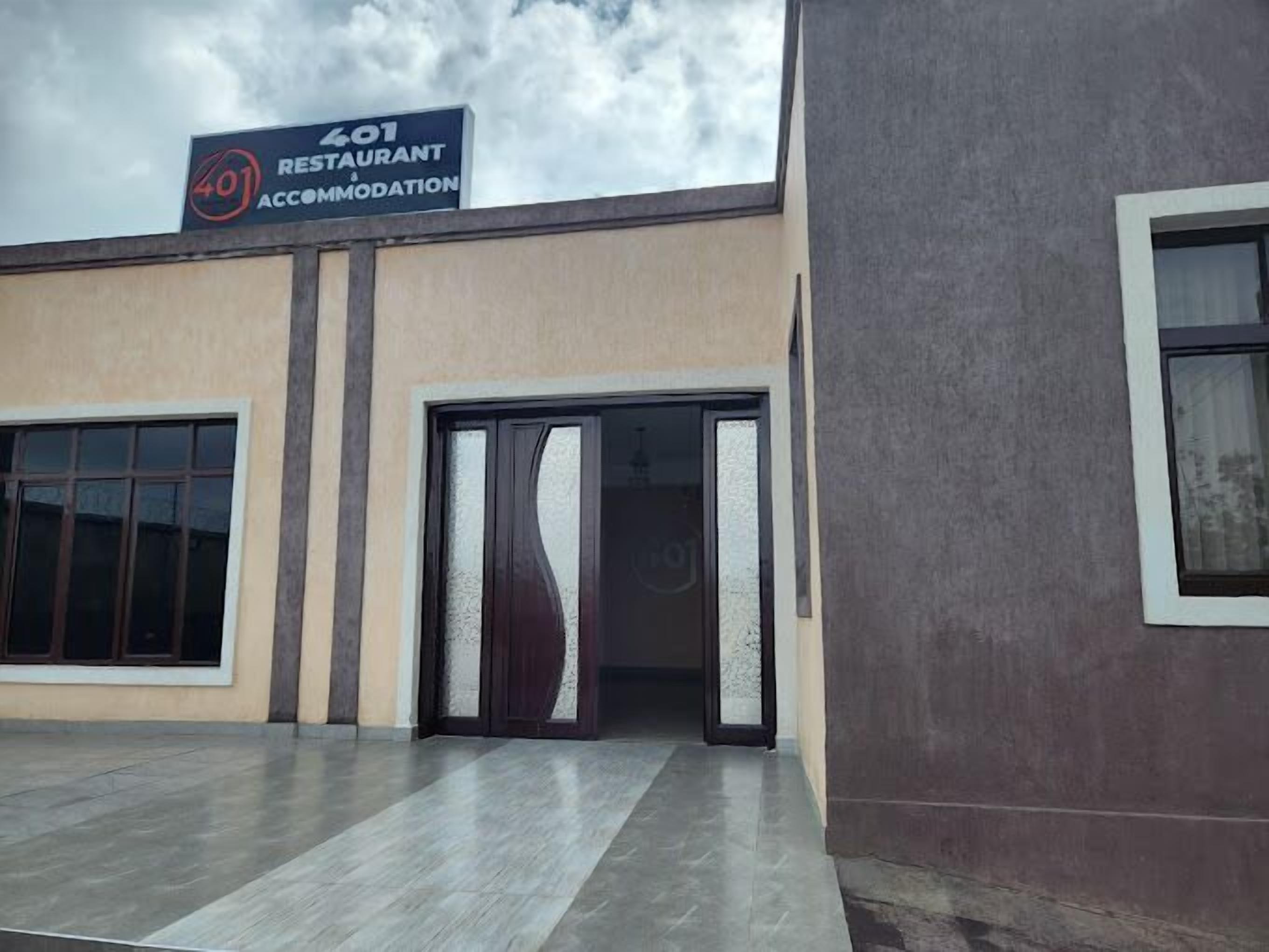 Un edifici amb un rètol que diu "401 Restaurant & Accommodation".