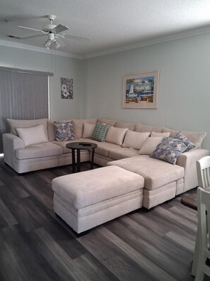 Smart TV - Charming 2 Bedroom Condo with AC, WIFI in North Myrtle Beach "SNOWBIRD SPECIAL" (North Myrtle Beach)