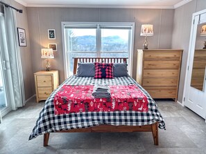 3 makuuhuonetta, työpöytä, silitysrauta/-lauta, ilmainen Wi-Fi