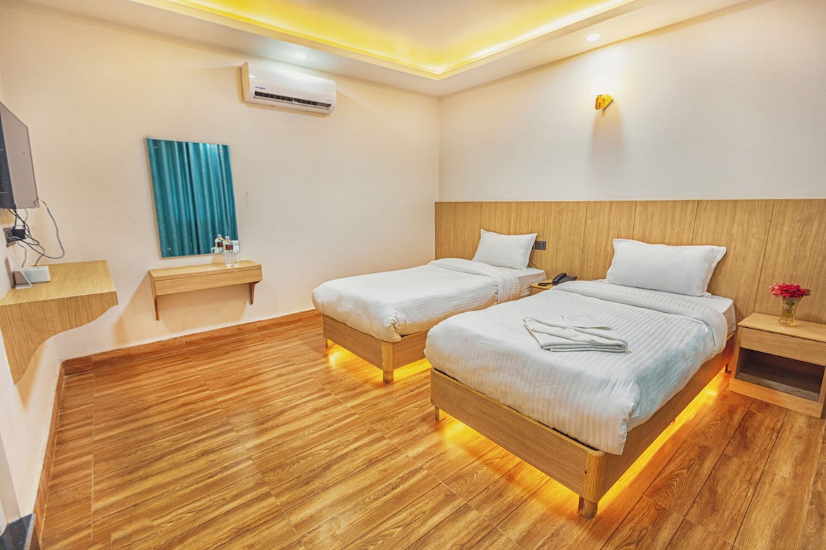 Deluxe Twin kamer, balkon | Een kluis op de kamer, verduisterende gordijnen, gratis wifi
