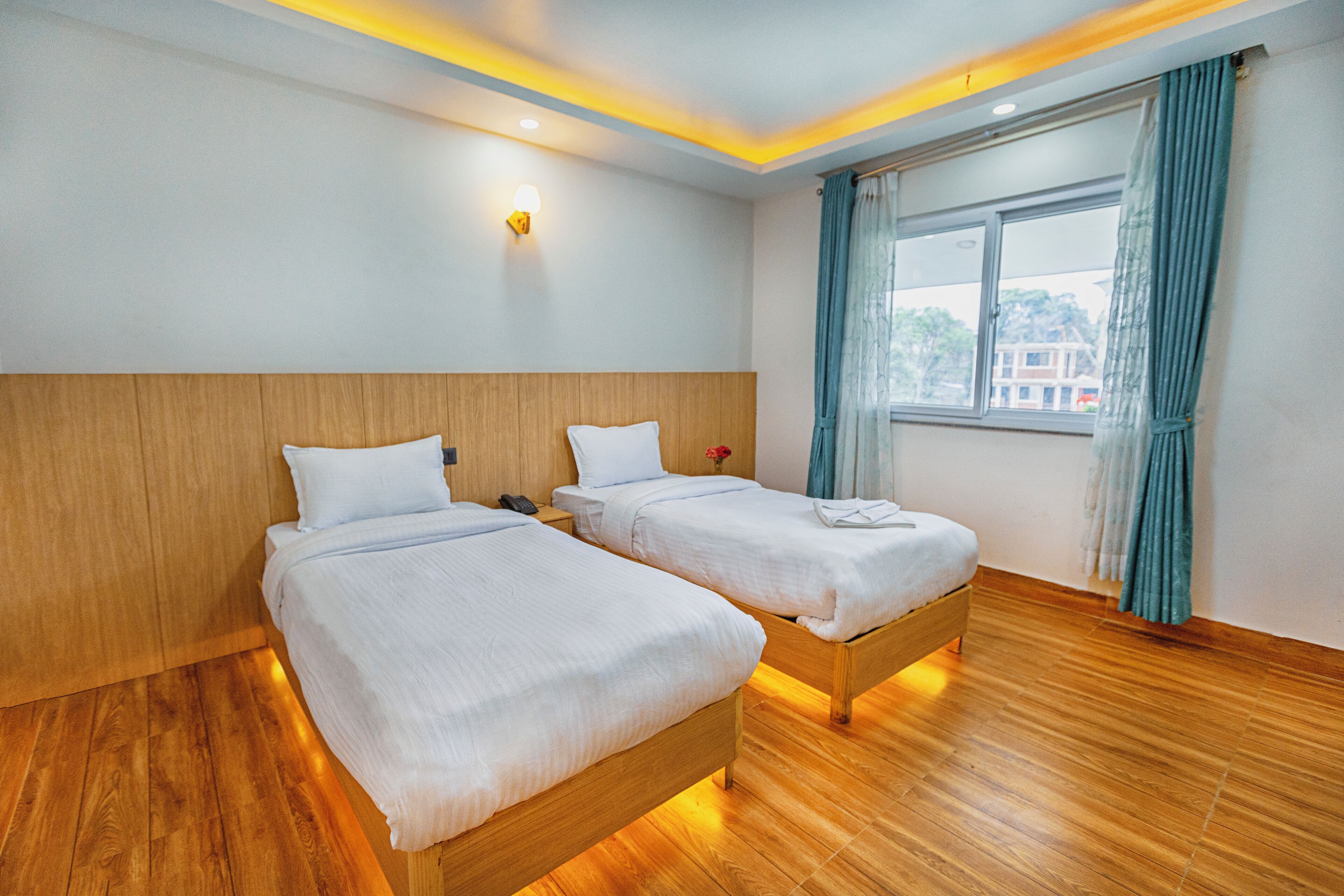 Habitació amb dos llits individuals Deluxe, balcó | Caixa forta a l'habitació, cortines opaques i wifi gratuïta 