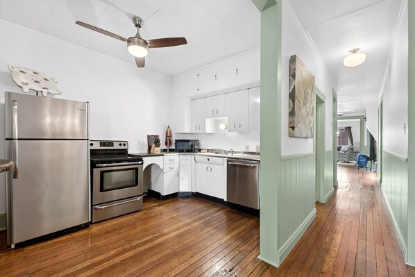 Kühlschrank, Mikrowelle, Ofen, Herdplatte