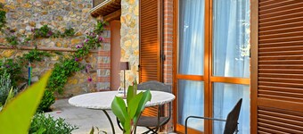 Ground floor suite with direct access to the garden