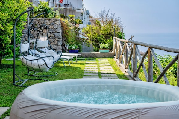 Apartamento, 2 habitaciones, vistas al mar | Bañera de hidromasaje privada