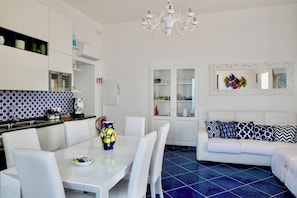 Apartamento, 2 habitaciones, vistas al mar | Zona de estar | Televisión de pantalla plana de 32 pulgadas con canales digitales