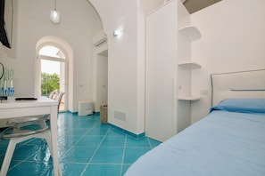 Apartamento, 2 habitaciones, vistas al mar | Tabla de planchar con plancha y wifi gratis