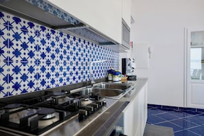 Apartamento, 2 habitaciones, vistas al mar | Cocina privada | Máquina de café espresso, cafetera o tetera y hervidor eléctrico