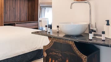 Superior Double Room, City View | Bathroom