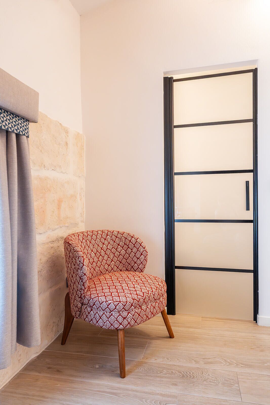 Superior Double Room, City View | Living area