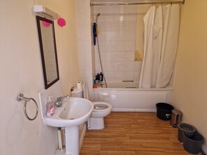 Serviettes fournies, papier toilette