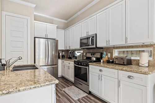 Near Med Center NRG | Balcony Yard Desk WiFi Games