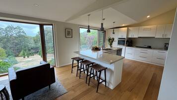 Mikroaaltouuni, uuni, liesi, astianpesukone