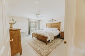 5 habitaciones, escritorio y tabla de planchar con plancha 