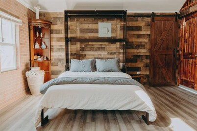 This newly renovated studio apartment is located off of Lincoln Highway in Paradise, making it an extremely central location for Lancaster County attractions. The unique decor and architecture gives it a one of a kind vibe.