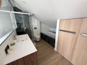 Dusche, Whirlpool, Haartrockner, Bidet