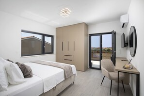 3 quartos, escrivaninha, ferros/tábuas de passar roupa, berço de viagem