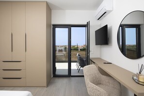 3 chambres, bureau, fer et planche à repasser, lit parapluie