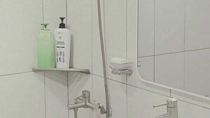 Single Room | Bathroom | Shower, hair dryer, towels, shampoo - srr-stay (Gwangmyeong)