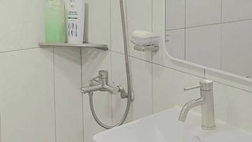 Kamar Single | Kamar mandi | Shower, pengering rambut, handuk, dan sampo