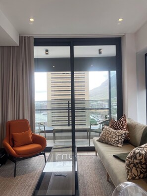 Executive-Apartment, Balkon, Stadtblick | Wohnbereich