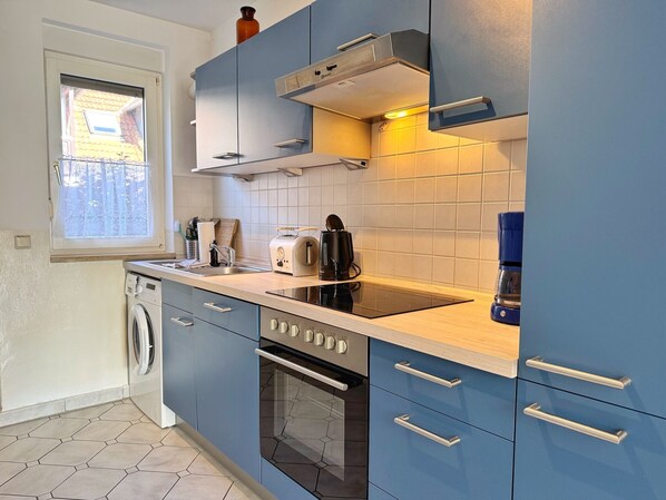 Een koelkast, een oven, een kookplaat, een vaatwasser