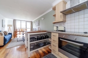 Refrigerador con freezer, microondas, horno, placa de cocina