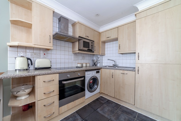 Refrigerador con freezer, microondas, horno, placa de cocina