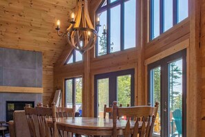 Dining - Waterfront Lakehouse | + EV Charger | AC | Backup Generator | (Mar)