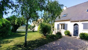 A house with a gravel driveway, a front door, and a small window. - Peaceful house and wooded garden (Pornichet)