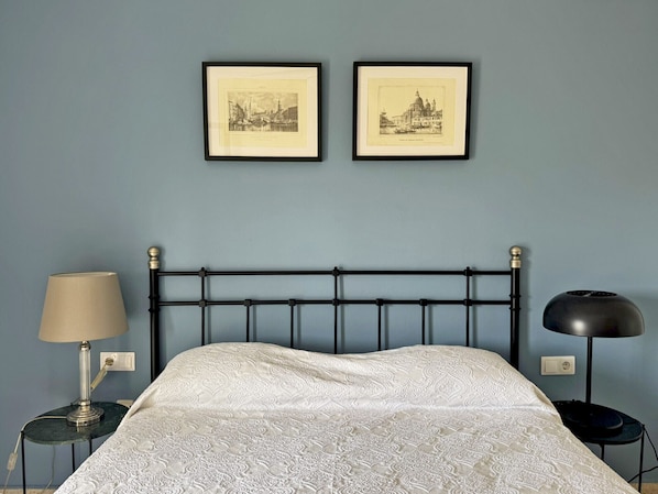 Iron/ironing board, free WiFi, bed sheets