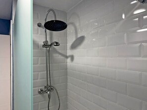 Douche, sèche-cheveux, serviettes fournies