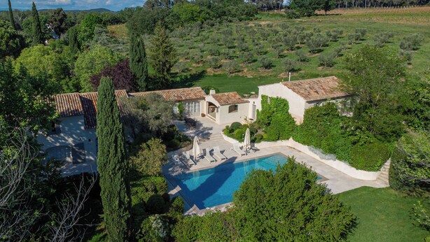 A villa with a swimming pool, surrounded by lush greenery and trees. - Exceptional villa with swimming pool - Direct access on foot to Château de la Gaude (Aix-en-Provence)