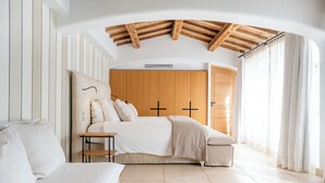 A bedroom with a bed, bedside table, and a wardrobe. - Exceptional villa with swimming pool - Direct access on foot to Château de la Gaude (Aix-en-Provence)