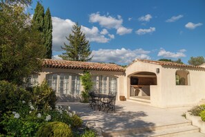 Outdoor dining - Exceptional villa with swimming pool - Direct access on foot to Château de la Gaude (Aix-en-Provence)