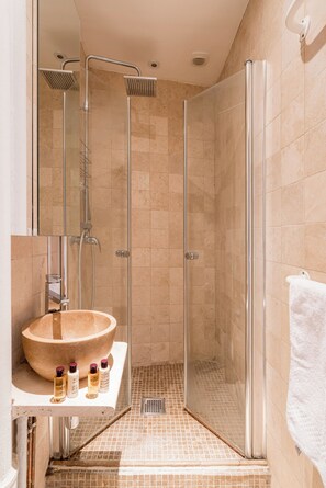 Shower, hair dryer, towels
