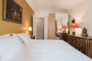 2 bedrooms, desk, WiFi, bed sheets - The Seaferer, by Veeve (Paris)