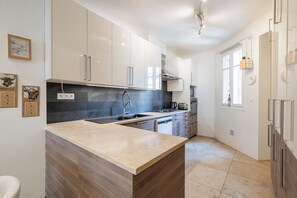 Køleskab, mikrobølgeovn, opvaskemaskine, brødrister