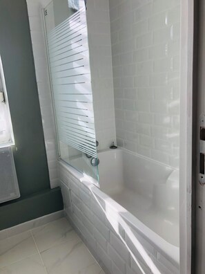 Hårføner og toalettpapir