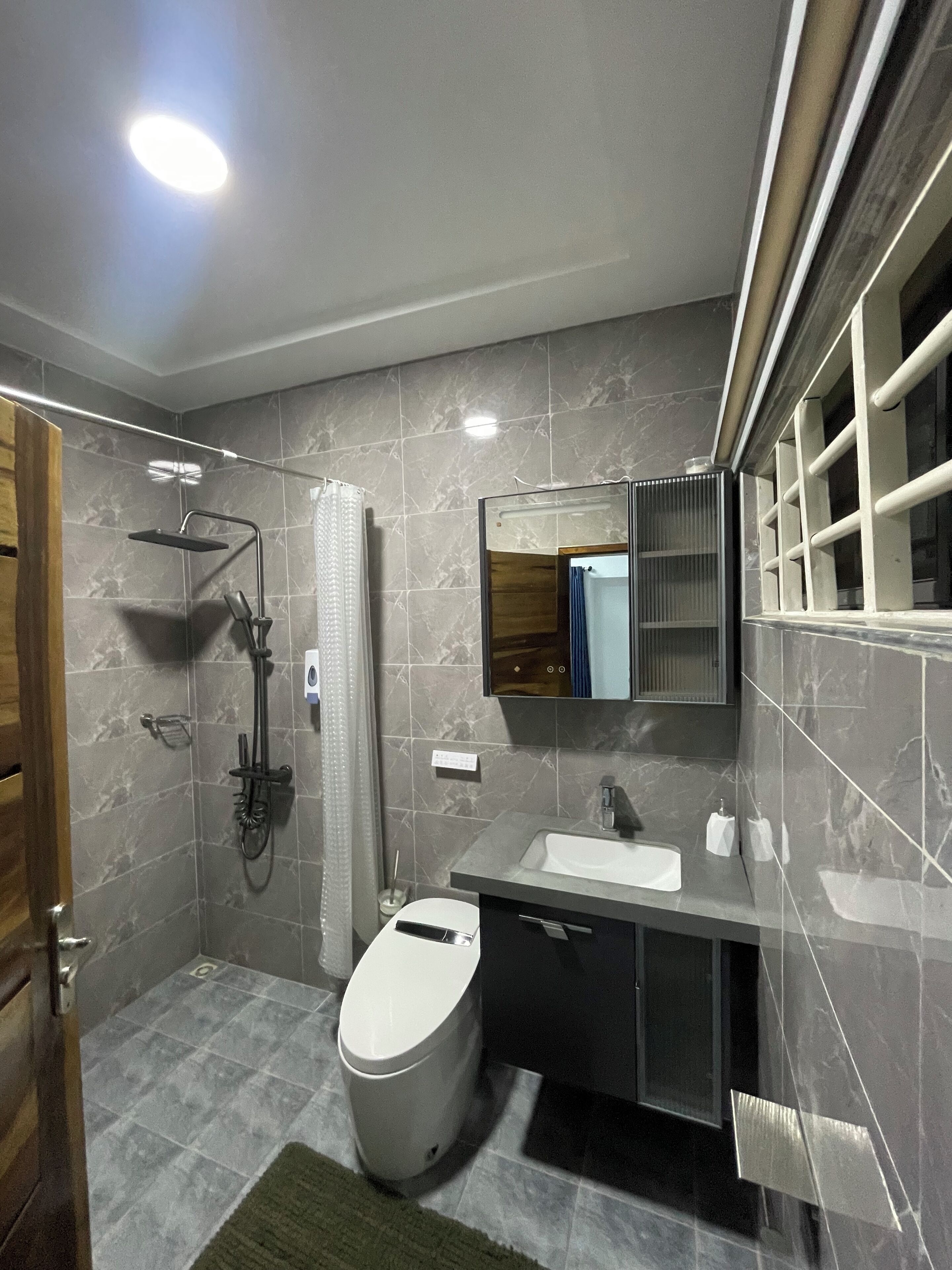 Chuveiro, secador de cabelo, bidê, toalhas de banho