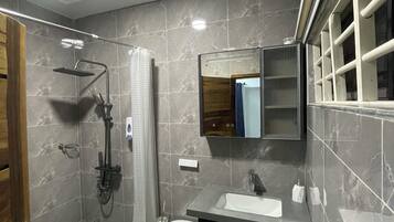 Chuveiro, secador de cabelo, bidê, toalhas de banho