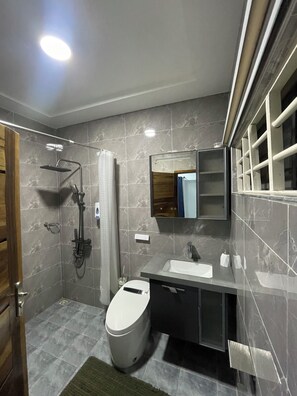 Shower, hair dryer, bidet, towels - Villa Fafa — Comfort in style (Ho)