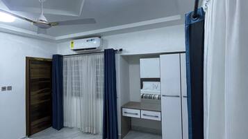 2 عدّة غرف نوم ومكواة/لوح كي وواي فاي وملاءات أسرّة